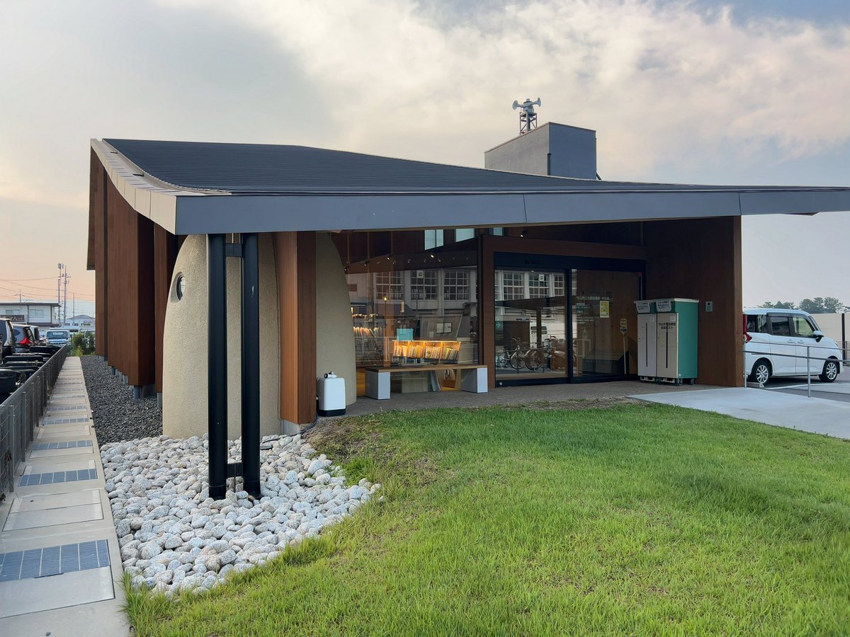meifei_'s tweet photo. 図書館メモNo.129
 「守山市立北部図書館（本の湖）」

館内は木の香りが漂う。
広くはない建物に図書館、市役所支所、公民館がぎゅっと詰め込まれていて、人々の交流が生まれる空間にほっこり。
一方、2階は冷房の音しか聞こえない静かな空間になっていて、学習机と文学書などの本棚が並んでいた。 https://t.co/1YpZCdbTRV