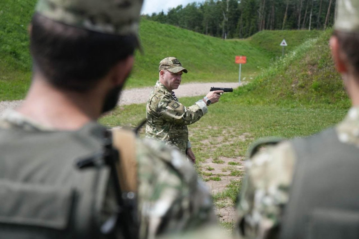 TheGreyPatriot_'s tweet photo. 🇧🇾🇷🇺 Today's joint training of Internal Troops Special Forces Unit "Smerch" with fresh conscripts into MVD service.
#Russia #Belarus #Belarusian #Today #InternalTroops #Police #Security #OSN #Training #Smerch #Tactical #AK74 #Trench #AKM #SOF https://t.co/D5W1mxoB0y