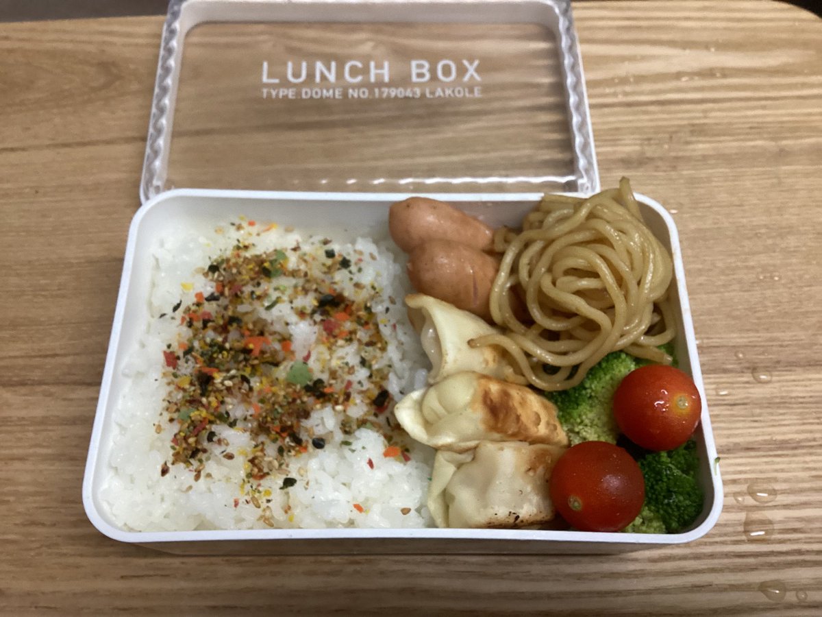 sin532282452's tweet photo. 月曜日の父弁，まあ作るけど学校に持って行く弁当ではないのである程度手抜き https://t.co/UeWKpQ1Y6u