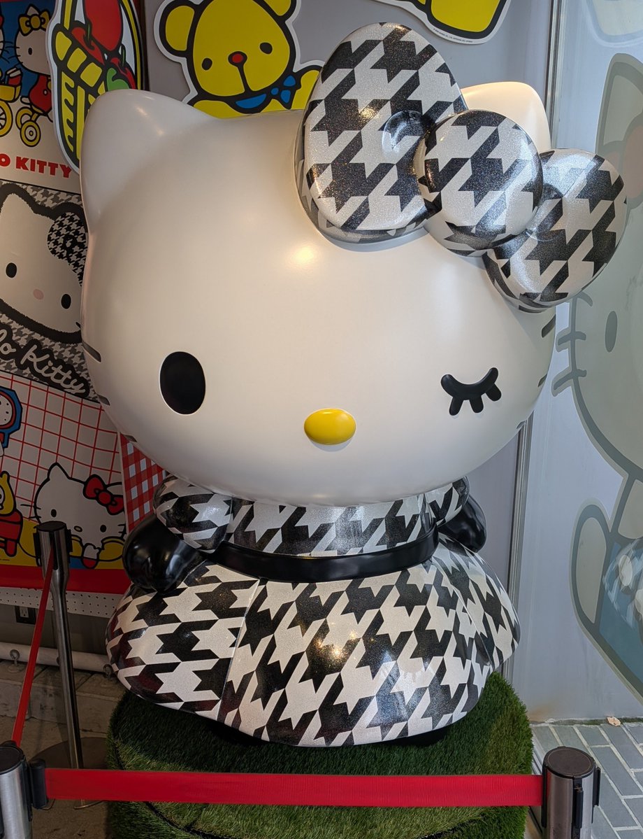 スリコ原宿本店にいるキティちゃんって去年の六本木にいた子かな