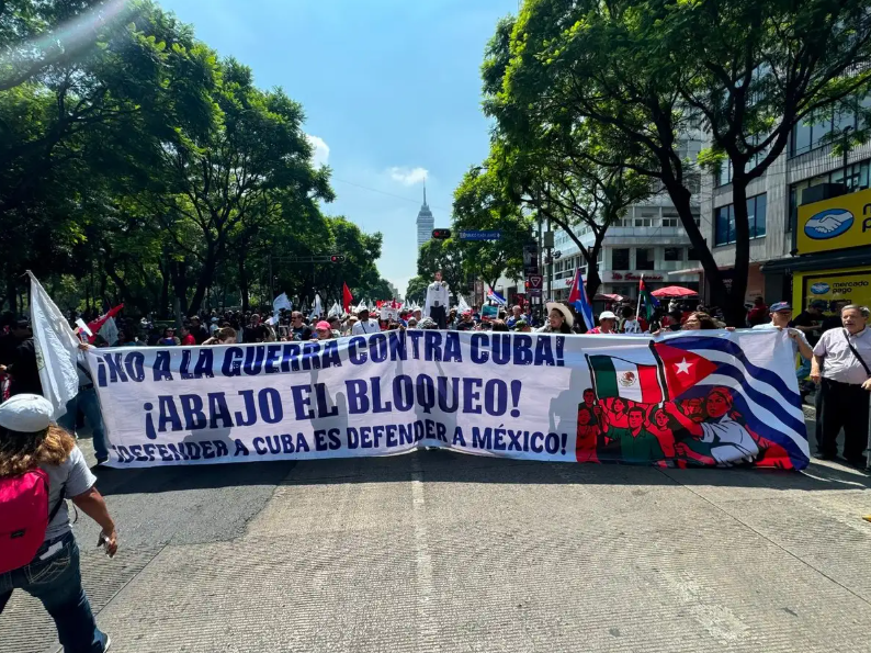 cubadebatecu's tweet photo. 🇲🇽🇨🇺En Ciudad de México, miles marcharon por el 73 aniversario del asalto al Moncada, en apoyo a Cuba y en rechazo a los ataques de EE.UU., recordando el inicio de la Revolución cubana. 

🔗https://t.co/GLcUEHtLQz https://t.co/cvQ1F9wT6f