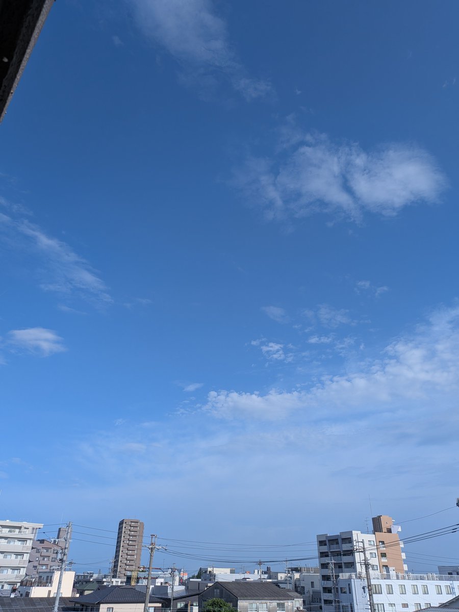 fun980129mion's tweet photo. おはようございます☀️
今朝はギラギラ暑さが少し
緩んだ感じ　それでも29℃
最高気温も35℃ぐらいだと
まだましかと思えてくるね😥

7月も最終週　今週も熱中症対策
怠りなくがんばりましょうね✌️

#イマソラ https://t.co/fncc9aeRct