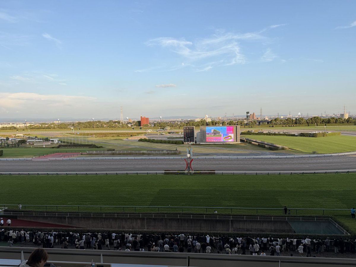 granhart's tweet photo. 灼熱の中京競馬楽しかった😊
指定席で日陰でも汗がじわじわ出てくるのでジョッキーと馬はほんと無事帰ってくるのが1番と感じた🏇

難しい夏競馬プラスで終わったけど札幌が当たらない😰 https://t.co/fzmxGXXM7Z