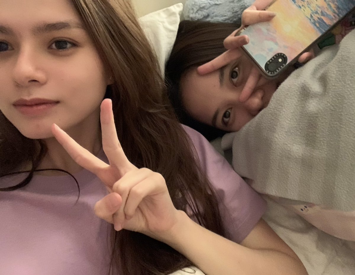 centralfb_br's tweet photo. Eu amo tanto essa foto pelo simples fato da Becky ter dito pra Freen que estava tirando pra mandar pra mãe dela e foi lá e postou no Twitter 😅🤏��

Miss u babes ♡🥹 https://t.co/2gzPMguN8A