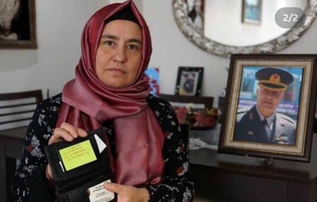 kultiginmedya's tweet photo. Eşinin yanında alçakça pusuya düşürülen, eşine zarar gelmesin diye vücudunu siper eden Aslan gibi adam Şehit Arslan Kulaksız! https://t.co/TxCeCMPopJ