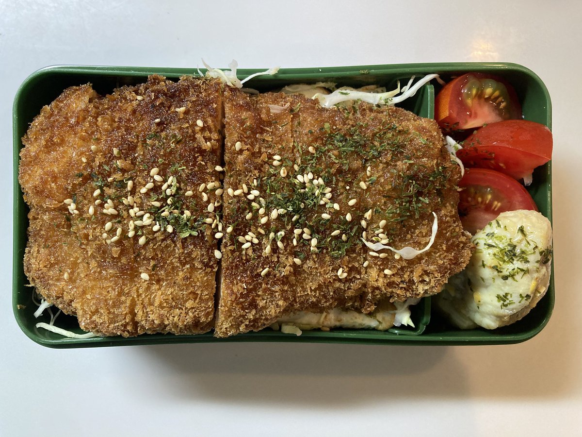 jinobuka's tweet photo. 今日の弁当。見えないが、下から米、薄い卵焼き、キャベ千、海苔、豚カツの層になってる。 https://t.co/Wvfwt3vwz0