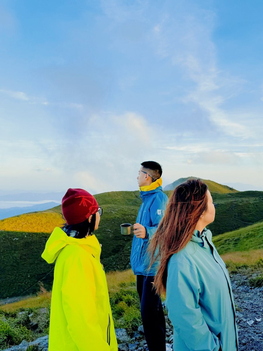ONE41344956's tweet photo. Just got back from a quick weekend hike with friends—fresh air, great views, and no work emails to bug me! https://t.co/A4nOLCzku1