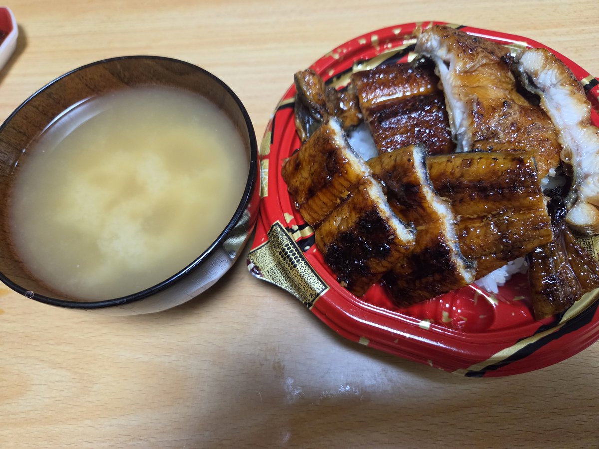keco_d's tweet photo. 日曜日朝昼夜
夜うなぎになる気がして朝は主食抜き
昼は町中華の冷やし中華
夜はうなぎ
ご飯が丼みたいな入れ物にはいって売ってたの便利すぎた
119.6💩前…増えてないだと！？ https://t.co/rQSkjEb9Te