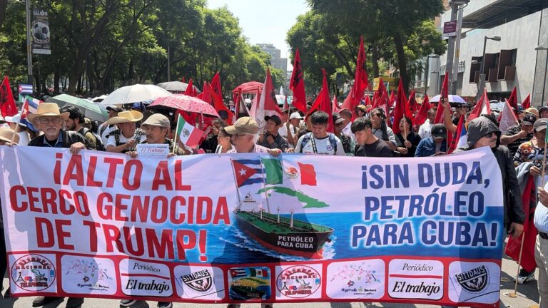teleSURtv's tweet photo. 🚨 Miles marchan en México por Cuba y contra el bloqueo de EE.UU.

🔴 Más de 100 organizaciones sociales recorrieron el Paseo de la Reforma en el aniversario 73 del Moncada. La jornada también respaldó la causa palestina y expresó repudio al imperialismo. ¿Considera que estas movilizaciones influyen en el debate internacional sobre el bloqueo a Cuba?

#Cuba #México #Solidaridad #teleSUR  

https://t.co/KsyUPiyAaz