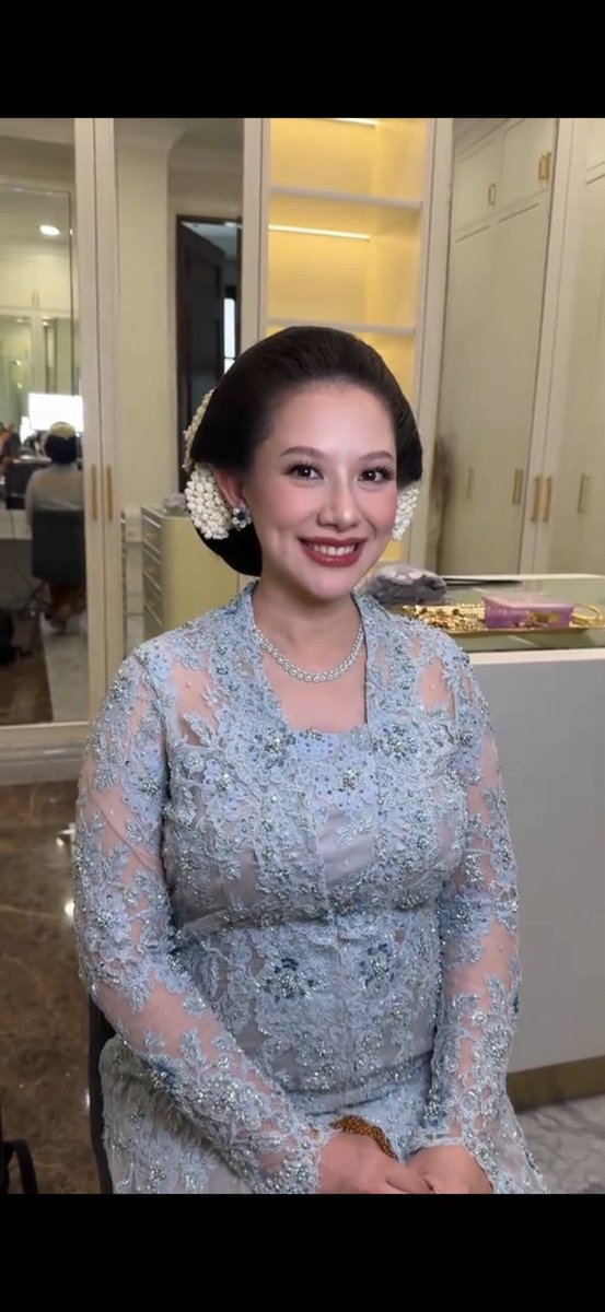 suaranyagenz's tweet photo. Ini sih cantik yang gak kenal zaman 😩😭

Mukanya timeless banget, dibawa ke masa depan juga kayaknya tetep cantik. Gue aja sampe melongo liatnya 😭🫠

Definisi perempuan cantik, anggun, lemah lembut, auranya tuh adem banget 🥹🤏🏻

Kalau di era sekarang, vibes cantiknya tuh mirip Mbak Athina, istrinya Mas Rio Haryanto. 🥰

Tipe cantik yang gak perlu banyak gaya, diem aja udah bikin orang nengok. 😭❤️