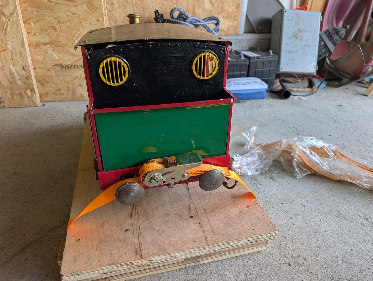 LittleRedToyo's tweet photo. Totally forgot to tell you guys I bought a 5 inch gauge steam engine. I have tested her and I have a lot of work to do before she will be ready to drive. I will repaint her too, she looks like a drunk person painted her... My kid has navned her "Ildflua" (Firefly). https://t.co/tEj0QTpqOW