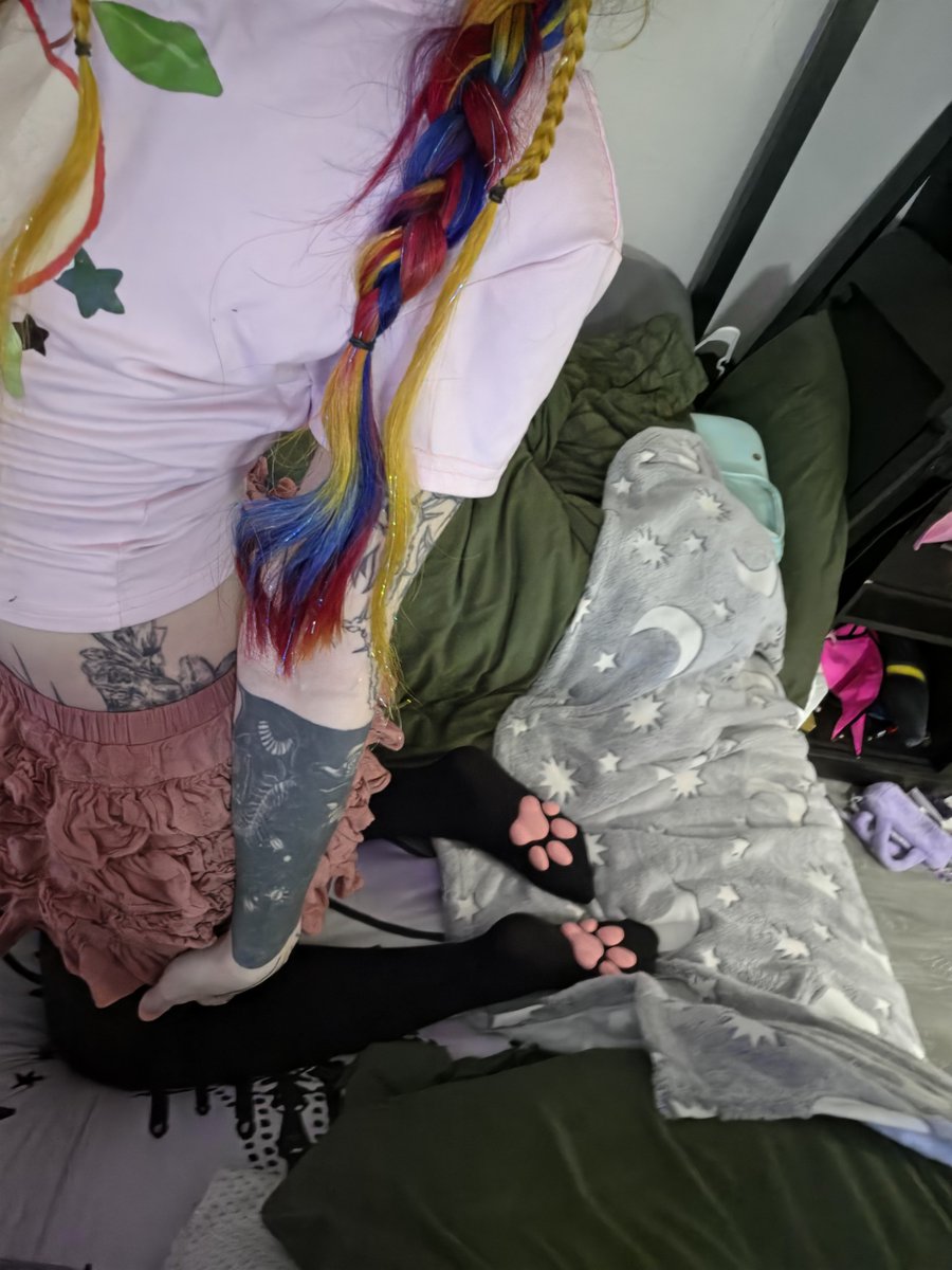 rottenbunnis's tweet photo. Paw socks go hard https://t.co/KEfpKHNkpm