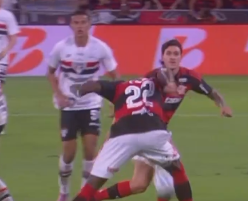 CentralFlaNacao's tweet photo. Emerson Royal cabeceando a bola pro chão. https://t.co/urxhgPGPtW
