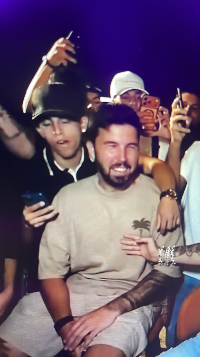 un_mapache727's tweet photo. Este mk tenía abrazado a @WillyrexYT como si lo conociera desde primaria https://t.co/JBfvqwj9HB