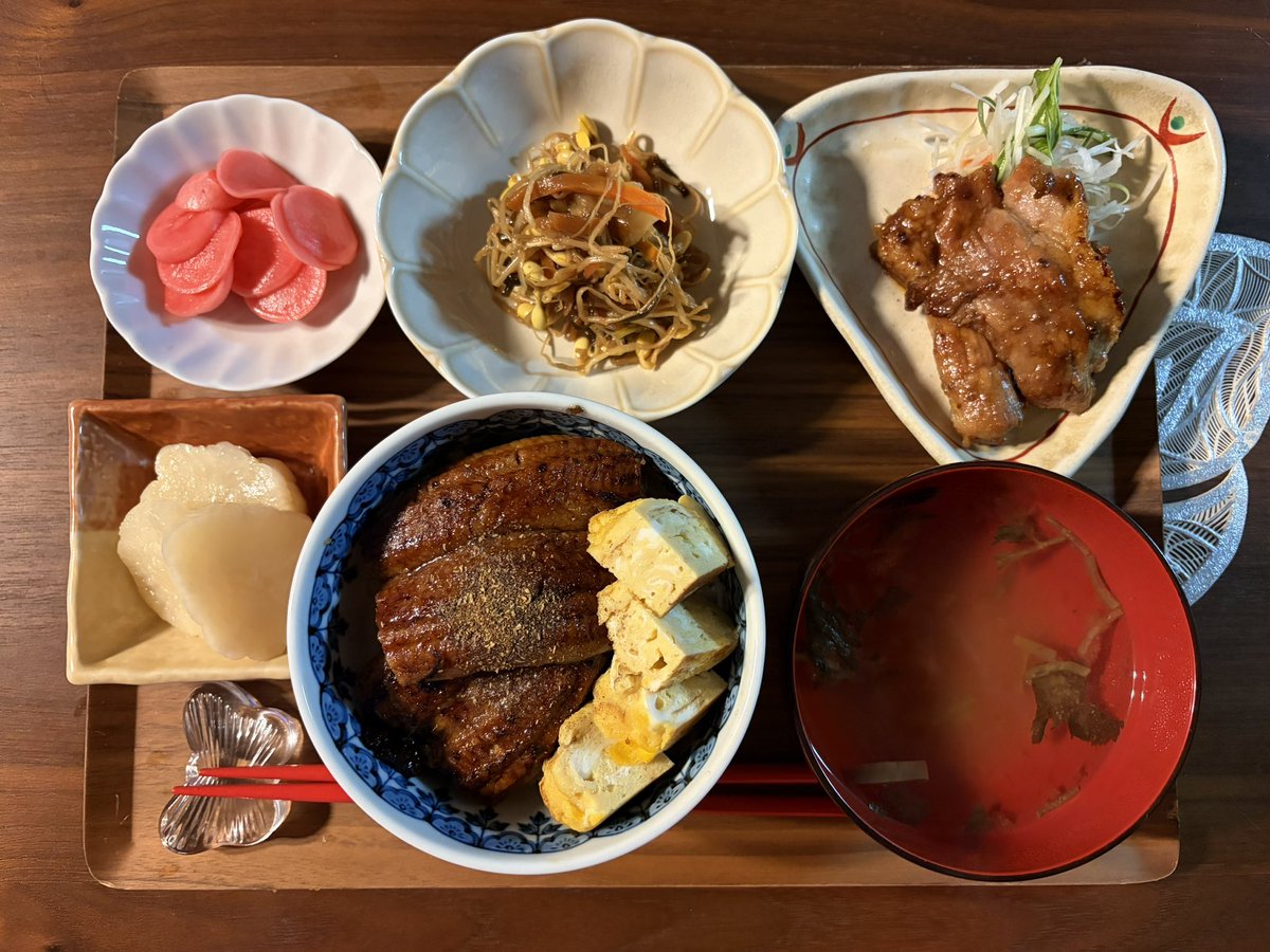 wat1009's tweet photo. 昨日は土用の丑の日。特段好物でもなく普段全く食べない鰻を絶対食べようと心に決めてた。季節の行事は尊重。ニュースで今年は鰻が安いと見たけど、そういうのあんまり感じない…スーパーの鰻も一手間で充分美味。でも鰻屋さんで高くても美味なヤツも食べたいなぁ。 https://t.co/kJcGsvnVRu