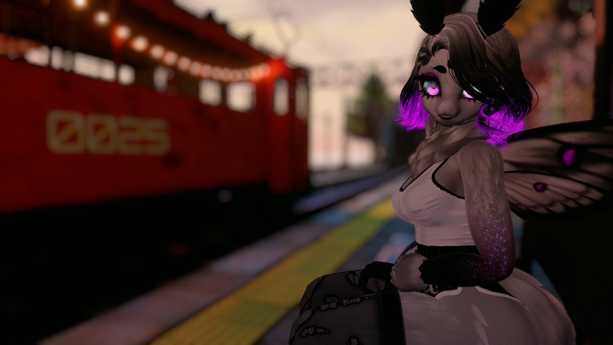 TheThornee's tweet photo. Is this train ours? ♡ https://t.co/1hg0MdXkO9