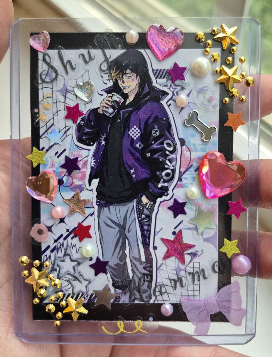 roguedamien25's tweet photo. @HanmaShujiWeek day 7 !! 

Free day! 

i wanted to switch it up from drawing, my friends and i were doing some oshikatsu this weekend so i decorated photocards for hanma, kisaki, and hankisa! these were so fun to make :3

#ShujiHanmaWeek2026 https://t.co/M6wHr0k4Ti