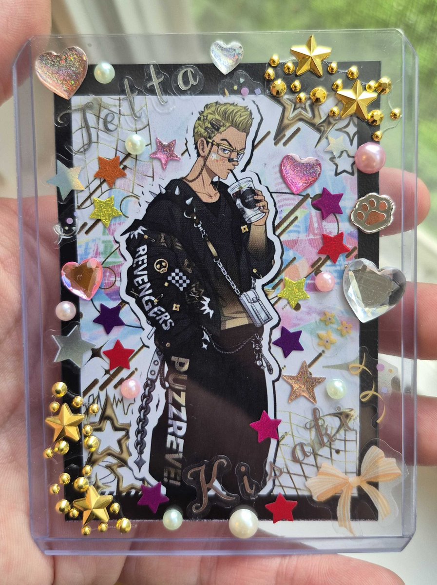roguedamien25's tweet photo. @HanmaShujiWeek day 7 !! 

Free day! 

i wanted to switch it up from drawing, my friends and i were doing some oshikatsu this weekend so i decorated photocards for hanma, kisaki, and hankisa! these were so fun to make :3

#ShujiHanmaWeek2026 https://t.co/M6wHr0k4Ti