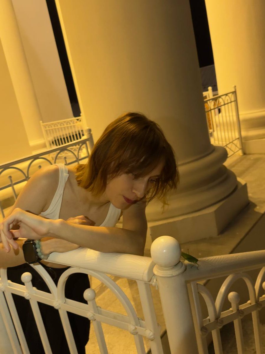 skxhti's tweet photo. Она любила всяких жуков так же, как их любит Луффи

Это зелёненькая саранча, а еще у нее пять, а не шесть лапок😔 https://t.co/eOzatc7sbC