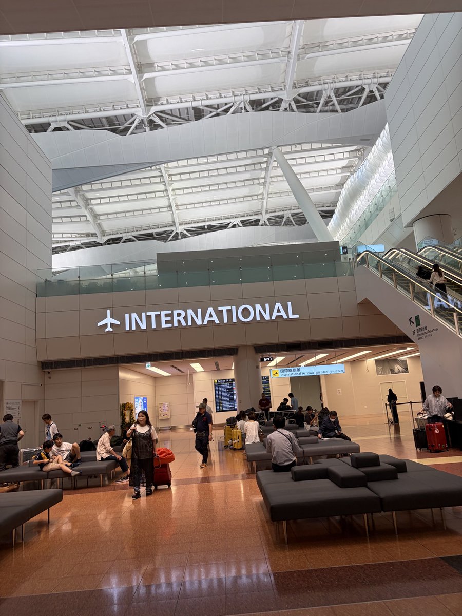 happyfif's tweet photo. 確かに12時間前にも空港に着いてたね。
さて、今日は国際線
でもきっと同じ飛行機✈️
#ana
#NH923 https://t.co/u9YeyJy6e9