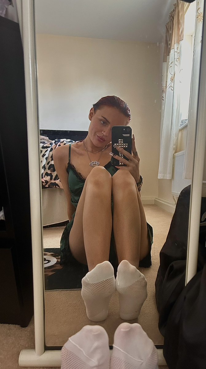 sofancyyxo's tweet photo. I'm your biggest weakness

#findom #feetworship #footfetish https://t.co/xsoBMblRJu