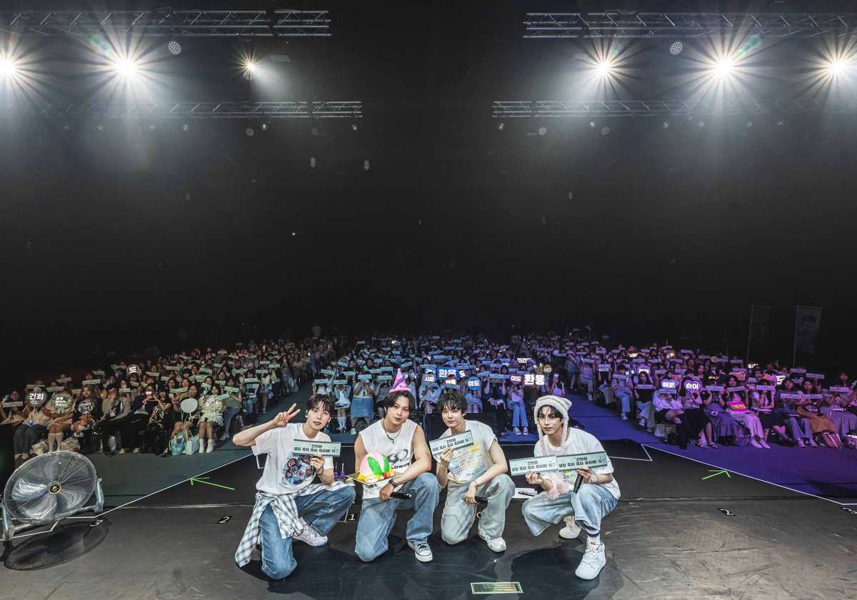 kbsworld_enter's tweet photo. 원어스, 일본 이어 홍콩 팬콘도 성료 “처음 찾은 홍콩, 정말 행복했다”

‘첨밀밀’ OST 커버→독보적 퍼포먼스로 채운 홍콩 팬콘 ‘강렬한 에너지 선사’

적극적 글로벌 팬 소통 나선 팬콘 여정 마무리…홍콩서 피날레 장식

[사진제공 = 비웨이브 엔터테인먼트]

#원어스 #ONEUS https://t.co/rDL9W6mu0I