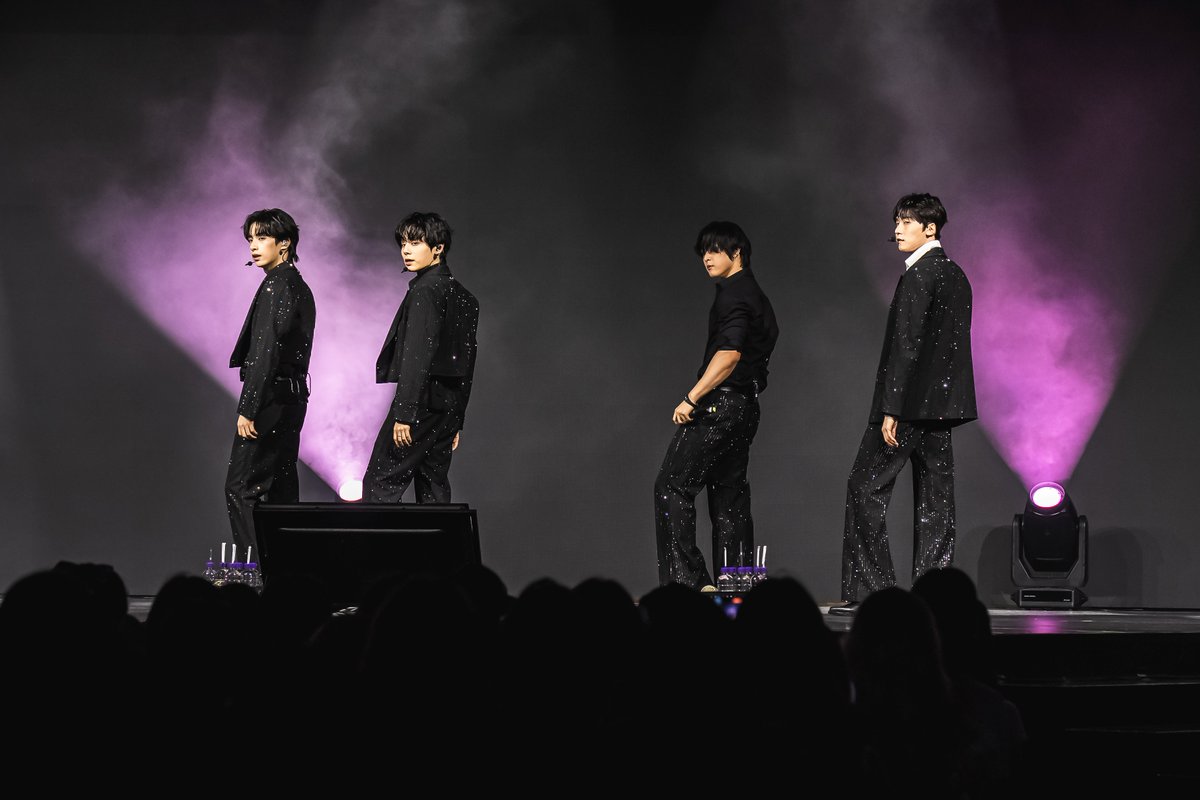 kbsworld_enter's tweet photo. 원어스, 일본 이어 홍콩 팬콘도 성료 “처음 찾은 홍콩, 정말 행복했다”

‘첨밀밀’ OST 커버→독보적 퍼포먼스로 채운 홍콩 팬콘 ‘강렬한 에너지 선사’

적극적 글로벌 팬 소통 나선 팬콘 여정 마무리…홍콩서 피날레 장식

[사진제공 = 비웨이브 엔터테인먼트]

#원어스 #ONEUS https://t.co/rDL9W6mu0I