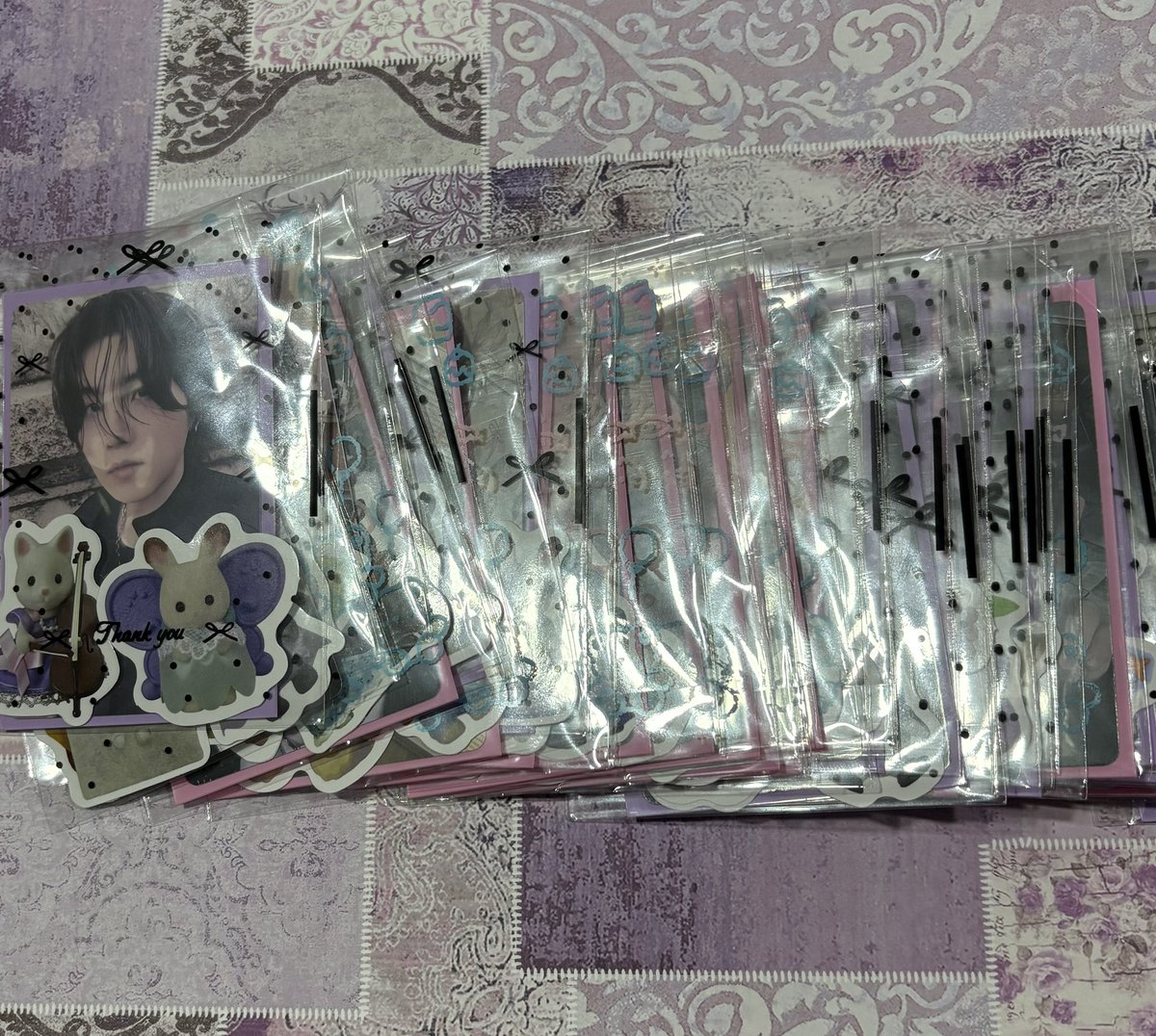 lunepjm's tweet photo. Oi gente! eu e a @lunerstic fizemos alguns freebies pra distribuir na fila no dia 28 na fila pista!! https://t.co/F5pzNwWxkZ