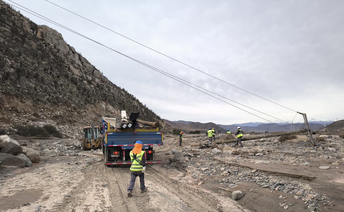 CGE_Clientes's tweet photo. Brigadas de CGE 👷 continúan trabajando en la comuna de #LaHiguera ⚡, realizando faenas para recuperar la infraestructura eléctrica y avanzar en el restablecimiento del suministro a los clientes afectados por el #SistemaFrontal 🌧️. https://t.co/loPDTrxNnO