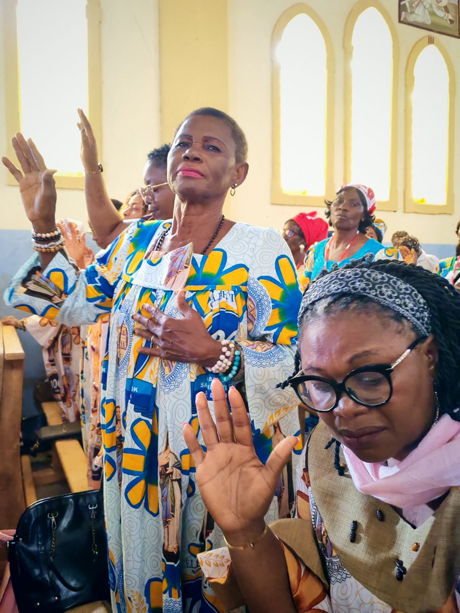 DiocesedObala's tweet photo. « Ce sanctuaire sera un lieu où l’espérance ne déçoit pas. » — Mgr Bayemi.
Placée sous le signe de la gratitude, son homélie a invité chacun à devenir bâtisseur d'espérance. Le site devient un haut lieu de pèlerinage et de prière.#SanctuaireSteAnne #SteAnne #Efok100ans #TeamSecom https://t.co/h74dJARH99