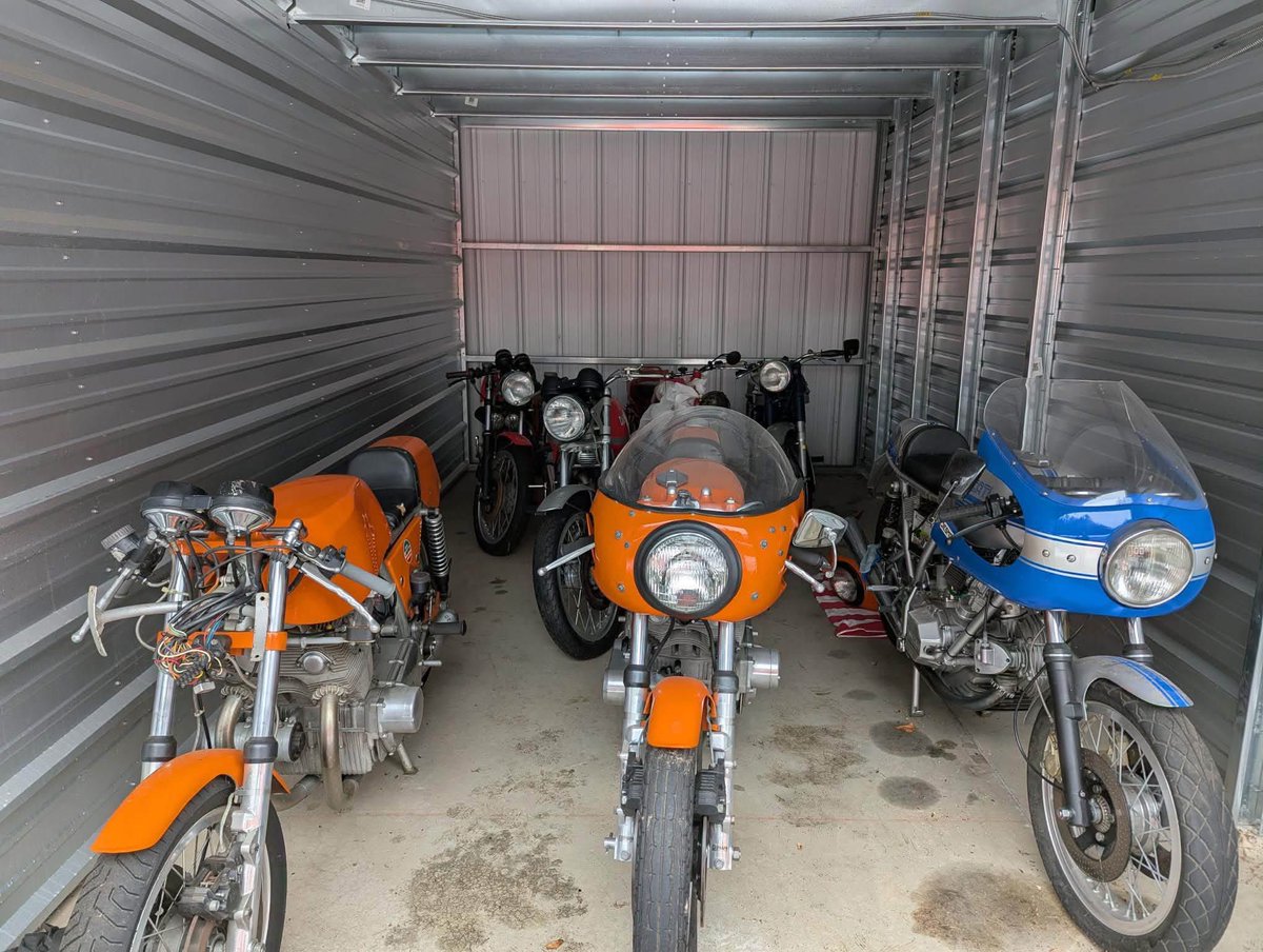 30年来のアメリカの親友(モペッタを譲ってくれた彼)が大量にバイクを