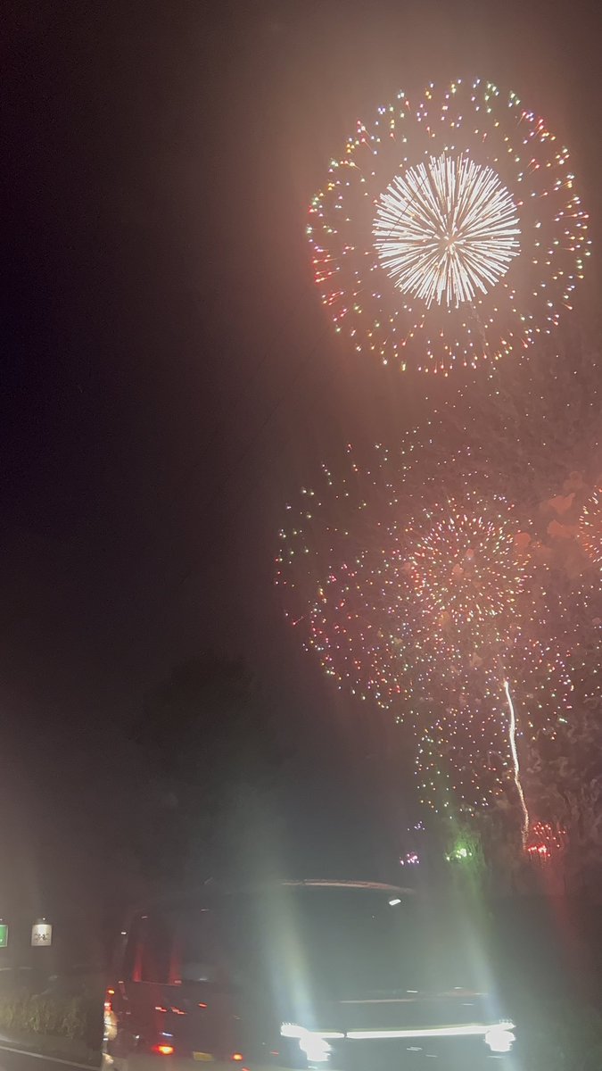 mitsukimama0's tweet photo. #花火
今年も車の中から花火見てきました🎇
映画からの帰り道の数分間だけでもとっても綺麗でした👍 https://t.co/KeDNnZS1Nq