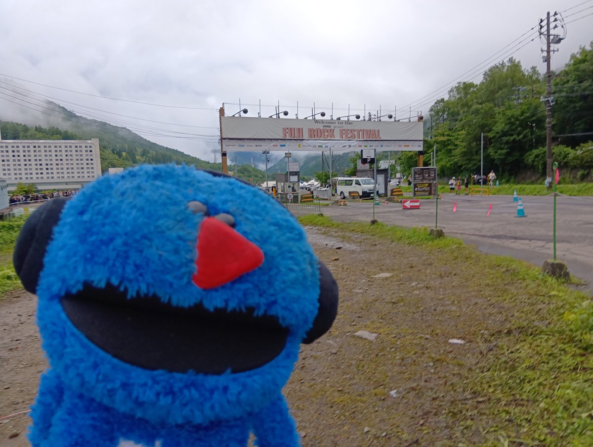 radiko_jp's tweet photo. #ラジまる、帰る。
名残惜しそうに苗場を後にしています。
今年のフジロックも最高でしたね！✨️

フジロックを楽しめたのもアーティストやフェスを支える方々のご尽力あってこそ。
radiko Music Storiesでは音楽を支える方々の物語を発信しています👇️ 
https://t.co/TT8pQL0LFI

オフィシャルラジオブースで収録したコンテンツも後日配信予定！
ぜひお楽しみ！！

#フジロック #fujirock