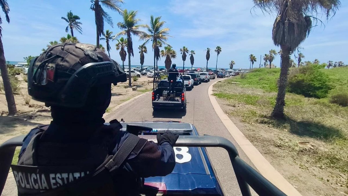 sspsinaloa1's tweet photo. ¡Estamos cerca de ti! 
👮‍♂️🤝🧑‍🧒‍🧒 🏖️ 

Con #RutaSegura 🛣️ en #Altata, las corporaciones del Grupo Interinstitucional mantienen presencia en la carretera cuatro carriles #Culiacán - #Navolato, así como en la playa, malecón y zona restaurantera de la bahía. 🌊👮‍♀️

Usa el 9-1-1 para emergencias y el 089 para denuncia anónima. También puedes acercarte a las autoridades si necesitas apoyo. 🚓🤝🧑‍🧒‍🧒

#SSPSinaloa