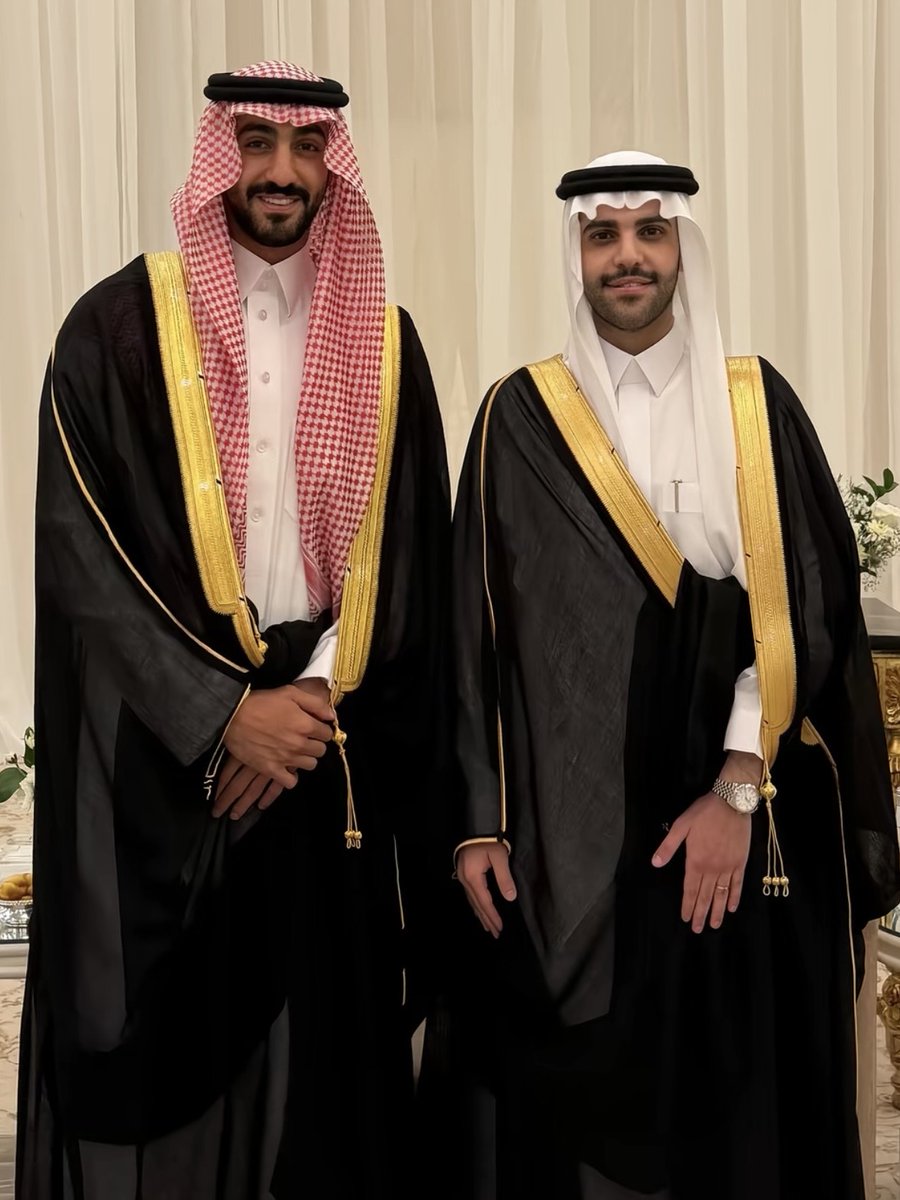 GoldenDose's tweet photo. متداول:

نواف العقيدي يظهر إلى جانب العريس متعب العريفي مرتديًا نفس البشت. https://t.co/bRxMhDCnTt