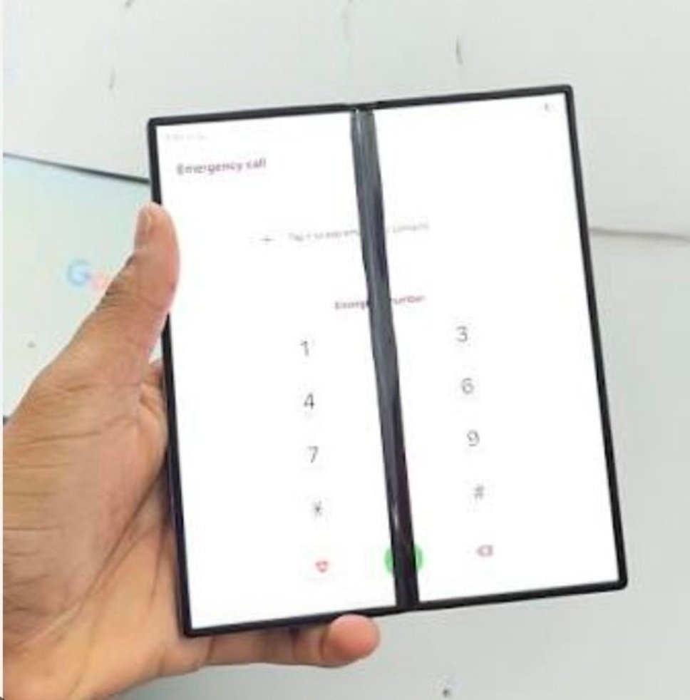 skhann20155's tweet photo. #samsung fold, black line has appeared on inner screen exactly at the fold. No dents and no damage. This is manufacturing defect. @SamsungGulf #qatar #fold8 #fold7 #fold6 #tmroh #عوام_مولانا_کے_سنگ #حق_کی_آواز_جمعیت #نکے_دا_پروپیگنڈا #samsunggalaxyzfold8 https://t.co/D4ZaaZFIMN