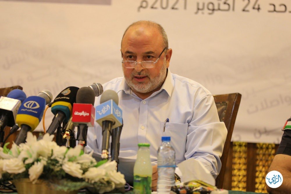 OutTheBoxlweg's tweet photo. مطبخ الرئيس الجديد يبدأ ترتيباته لمعركة رئاسة حماس في غزة بترشيح العمودي وبديلين له

باشر “المطبخ” السياسي والتنظيمي المحيط بالرئيس الجديد اجتماعات عاجلة ومكثفة لبحث المعركة الانتخابية لرئاسة غزة، التي بدأت فورًا بعد شغور موقع رئاسة غزة الأسبوع الماضي.

وقد قرر المطبخ دعم ترشيح علي العمودي، الذي كان آخر رئيس للجنة الطوارئ خلال حرب 7 أكتوبر، وما يزال، على أن يكون هناك بديلان في حال لم تكن فرص العمودي راجحة، وهما:

1- توفيق أبو نعيم (64 عامًا)، وهو أصلًا من بئر السبع، وهاجرت أسرته إلى مخيم البريج في المحافظات الوسطى، حيث وُلد، ويبلغ من العمر 64 عامًا. وهو من الأسرى المحررين في صفقة شاليت، ورافق يحيى السنوار خلال وجودهما في السجن، حيث كان يقضي حكمًا بالسجن المؤبد لمدة ��شرين عامًا. وبعد خروجهما معًا، عُيّن أبو نعيم مديرًا لجهاز الأمن الداخلي في قطاع غزة، كما انتُخب عضوًا في مجلس الشورى العام لحركة حماس.

2- صلاح الدين أبو شرخ، أصلًا من (مجدل عسقلان). تولى منصب مدير جهاز الأمن الداخلي في قطاع غزة قبل توفيق أبو نعيم.

وعلى المستوى الداخلي، تولى رئاسة لجنة الانتخابات التنظيمية في قطاع غزة، وهو الذي أدار المعركة الانتخابية “الشرسة” التي تنافس فيها يحيى السنوار ونزار عوض الله، ولم تُحسم نتيجتها إلا بعد أربع جولات.

أما التيار الآخر، فهناك رأيان في أوساطه؛ رأي يتبنى ترشيح م. نزار عوض الله، المقيم في الخارج حاليًا، ورأي يفضل ترشيح شخص مقيم في غزة حاليًا، والأسماء المتداولة في أوساطه هي:

1- ماهر صبرة، من غزة، الذي كان رئيس الهيئات الإدارية التنظيمية في قطاع غزة.

2- د. خالد أبو ندى، من رفح، وقد كان وكيلًا لوزارة التربية والتعليم.

3- د. إياد الدجني، من غرب غزة، وهو من القيادات البارزة فيها.

هذا، وقد أوصى مطبخ الرئيس الجديد بأن يدفع أعضاء مجلس شورى القطاع باتجاه أن يكون الرئيس الذي سيتم انتخابه من الداخل، وذلك لقطع الطريق على تولي نزار عوض الله هذا المنصب، خاصةً أنه يحظى باحترام وتقدير كبيرين.