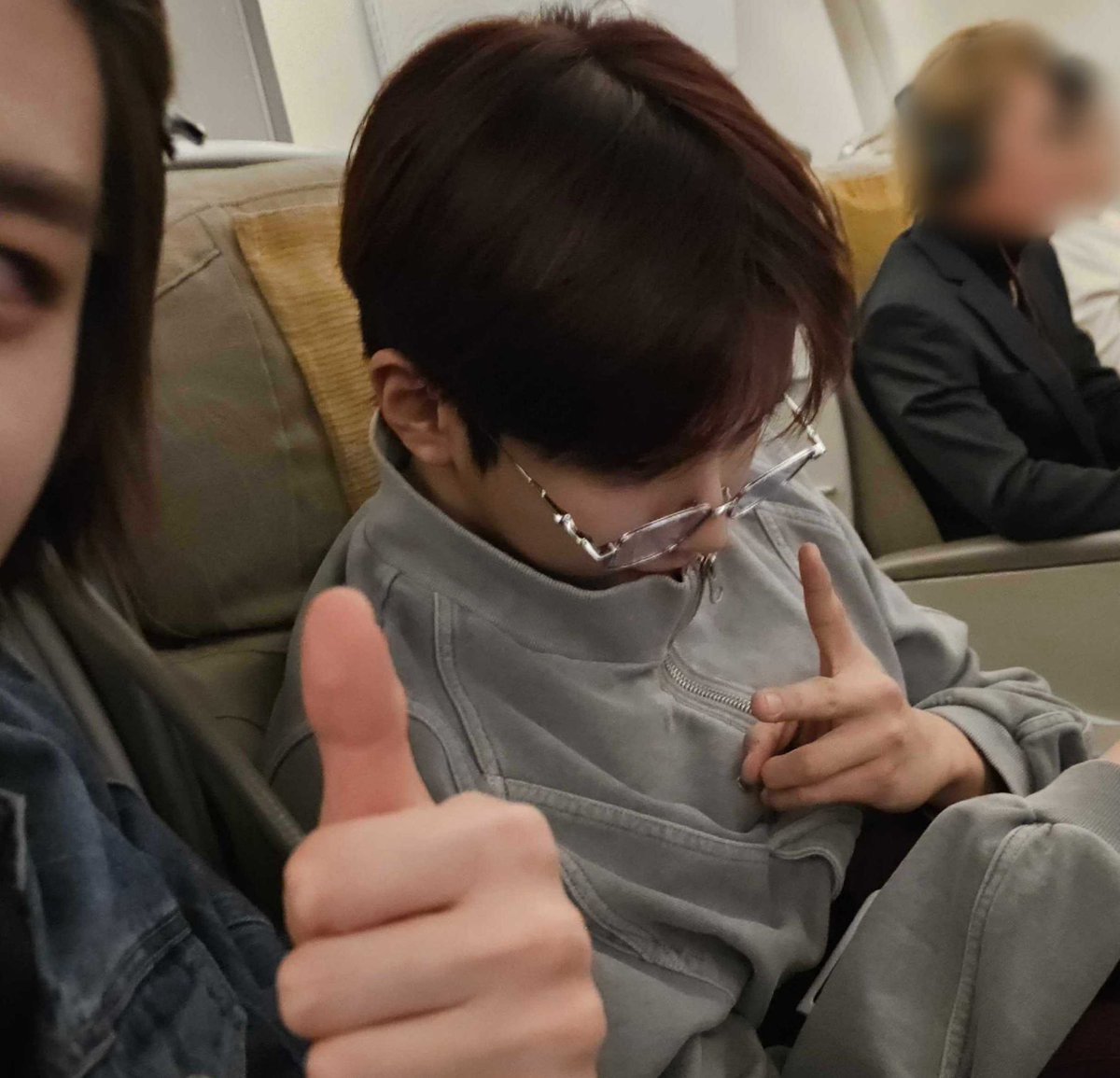 uunaki's tweet photo. 나 이 사진 계속 프사였울 정도로 좋아하는데
목 끝까지 채운 겉옷이랑 살짝 내려 쓴 안경 고개 살짝 숙이고 있는 저 포즈꺼지 진짜 너무 좋음ㅜ https://t.co/OJwbWBXL5B