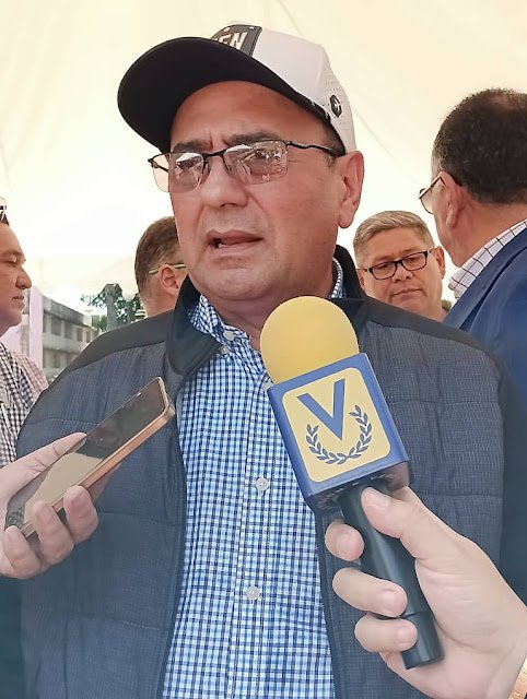 LEONALDIMEZA's tweet photo. Sergio Garrido denuncia colapso de Funsalud: "En Barinas lo que hay es un desgobierno, es un barco a la deriva"

https://t.co/7aB2ix6mBv https://t.co/Tkra8CfbtE