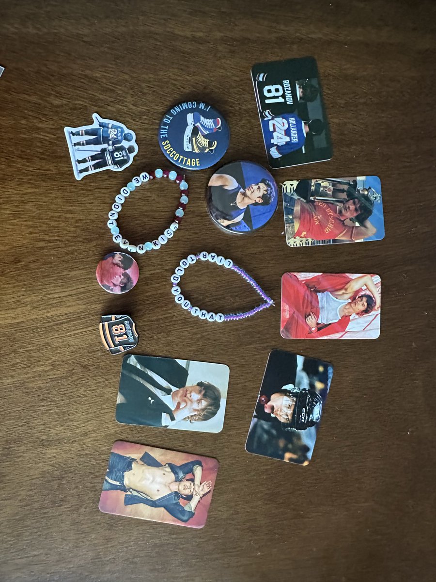 Hunter_Artemis's tweet photo. Thanks for the freebies at today’s meetup! 💛💙 #HRMeetupSDCC #heatedrivalry https://t.co/OglNyfWT6f