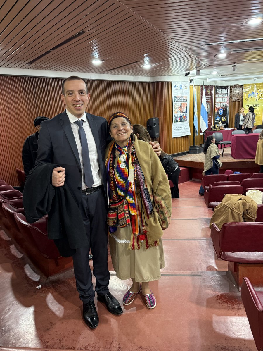 VillalobosAtlas's tweet photo. EMBAJADOR DE LA CADENA MUNDIAL PARA LA PAZ: UN HONOR QUE SE CONVIERTE EN RESPONSABILIDAD

El 25 de julio, en San Miguel de Tucumán, viví uno de esos momentos que quedan guardados para siempre en el corazón: fui distinguido como Embajador de la Cadena Mundial para la Paz.

Recibí este reconocimiento con profunda emoción, humildad y gratitud. No lo siento como una meta alcanzada, sino como un compromiso aún mayor con los derechos humanos, la infancia, las familias y todas aquellas personas que atraviesan situaciones de dolor y necesitan ser escuchadas.

Agradezco especialmente a Elena Paniagua y Nora Miranda por la confianza, el afecto y el enorme trabajo realizado. También a la Federación Mundial de Mujeres Grandes Maestras y al Programa Internacional de Escuelas Hermanas, instituciones que impulsan el amor, la solidaridad y la construcción de una verdadera cultura de paz.

La paz no es solamente la ausencia de violencia. También es acompañar a quien sufre, tender puentes, reparar heridas y permitir que cada niño pueda amar libremente a su familia, sin quedar atrapado en disputas que pertenecen a los adultos.

Después de tantos años trabajando en conflictos penales y familiares complejos, reafirmo una convicción: el Derecho debe estar al servicio de las personas. Debe escuchar, proteger y actuar a tiempo, antes de que una ausencia se convierta en una herida permanente.

Recibo esta distinción pensando en cada padre, madre, abuelo, abuela y niño que todavía espera una respuesta. Por ellos, seguiré trabajando con la misma responsabilidad, sensibilidad y compromiso.

Gracias a Tucumán por tanto afecto.
Gracias a quienes creen que el amor también puede transformar la realidad.

La paz se construye con verdad, justicia, empatía y respeto por los vínculos humanos.

Dipl. Mg. Dr. Roberto Villalobos Atlas
Abogado penal y de familia · Abogado en Derechos Humanos · Abogado del Niño · Embajador de la Cadena Mundial para la Paz

#RobertoVillalobosAtlas #EmbajadorDePaz #CadenaMundialParaLaPaz #DerechosHumanos #AmorYPaz #Familia #Infancia #Justicia #Tucuman #CulturaDePaz