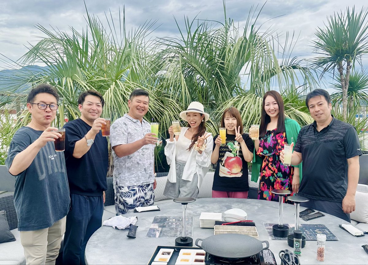 anakobayashi's tweet photo. 念願の✨
上田市の温浴施設『UU ueda』の屋上にある「Roof Top Bar FUU」!高校同級生達とお邪魔しました✨オーナーは佐久長聖高校時代の先輩前島さん!
昼も夜もステキなロケーション&BBQの内容も最高でおしゃれなカクテルもたくさん😍上田市また好きになったー!
#上田市
#RoofTopBARFUU
#UUueda https://t.co/gOGy7WBnYv