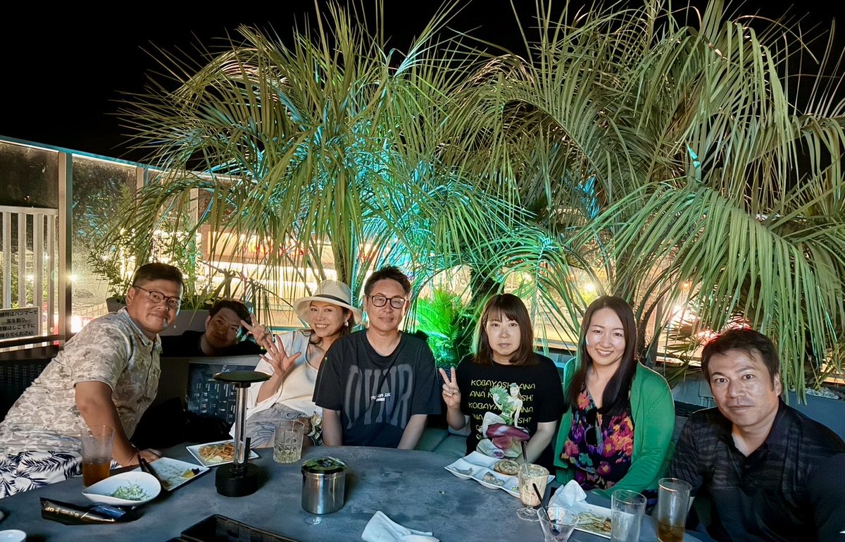 anakobayashi's tweet photo. 念願の✨
上田市の温浴施設『UU ueda』の屋上にある「Roof Top Bar FUU」!高校同級生達とお邪魔しました✨オーナーは佐久長聖高校時代の先輩前島さん!
昼も夜もステキなロケーション&BBQの内容も最高でおしゃれなカクテルもたくさん😍上田市また好きになったー!
#上田市
#RoofTopBARFUU
#UUueda https://t.co/gOGy7WBnYv