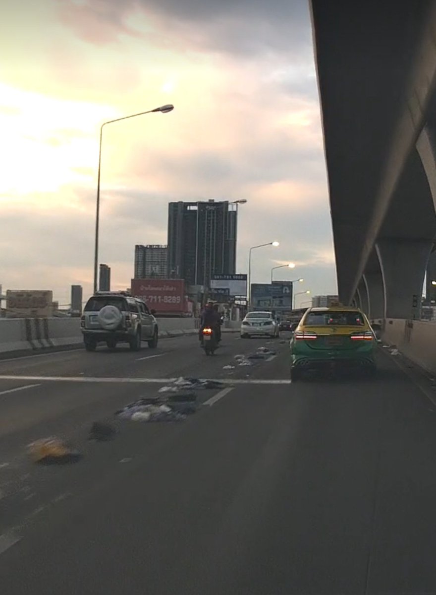 julluj's tweet photo. @js100radio 6.10 สะพานข้ามแยกไทรม้าท่าอิฐ ขาเข้าเมืองมีขยะหล่นบนสะพานเป็นทางยาว https://t.co/Ke4wvUqun9