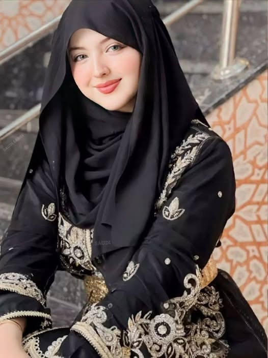 Mosas111's tweet photo. لا شيء يكسر المرأة التي تعلمت كيف تضمد جراحها بنفسها. تظن أنك بخداعك أطفأت نورها،وما علمتَ أنها كالفينيق، تخرج من رماد الخيبة أكثر قوة وجمالاً.
الخداع لا يقلل من شأن من أخلص،بل يكشف صِغر من خان. إنها تترك لك أوهامك،وتأخذ معها نبل محاولتها،لتدرك متأخراً أنك لم تفز باللعبة.بل خسرت https://t.co/T7llUVdDRo