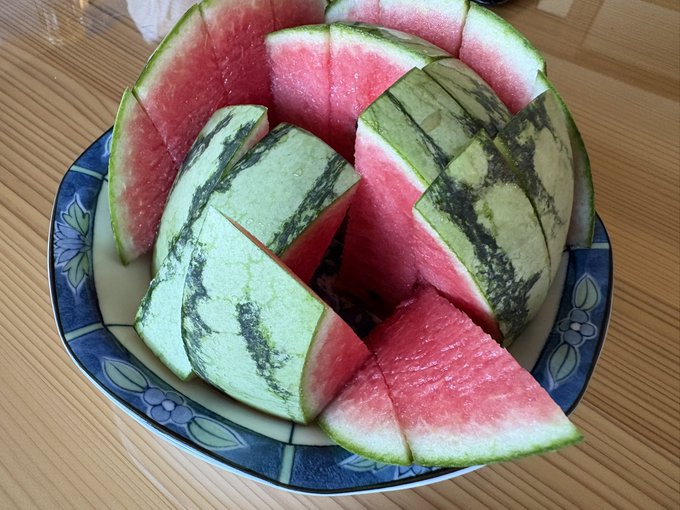 tutiyak's tweet photo. 【今日は #スイカの日 🍉】

「炎天のスイカに薬いらず」

スイカは、体にこもった熱を冷まし、喉の渇きを潤す夏の養生食。

イライラや顔のほてり、暑気あたり、むくみ対策にもおすすめです。

🍋レモンを添えて爽やかに
🧂汗をかいた日は少量の塩を
🐖豚肉と一緒に夏バテ対策！ https://t.co/mMSlcCFair