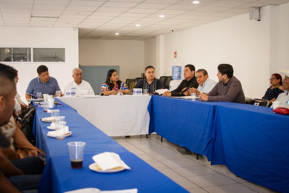 PANOaxaca's tweet photo. En el PAN Oaxaca llevamos a cabo una sesión permanente, un espacio de diálogo, análisis y coordinación para seguir fortaleciendo el trabajo de nuestro partido.

Porque en en PAN la participación y el trabajo en equipo son la fuerza que nos impulsa.

#DeCorazónAzul https://t.co/k0D6Xc90Zh