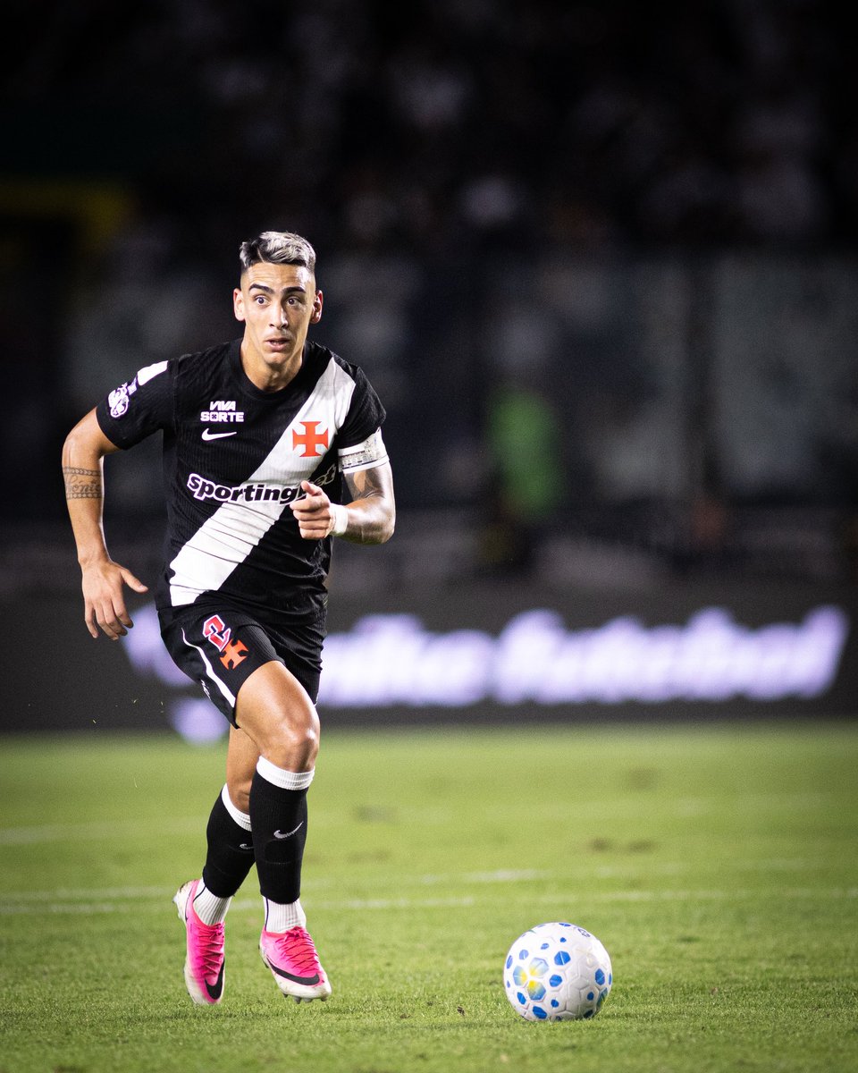 newscolina's tweet photo. Puma Rodríguez como titular em partidas de Campeonato Brasileiro (2023-2026):

59 jogos 
13 vitórias  
32 derrotas 
14 empates  
29% de aproveitamento 

📊 @altino_lucas 
📷 Matheus Lima | Vasco https://t.co/RxN6F9f3Vg