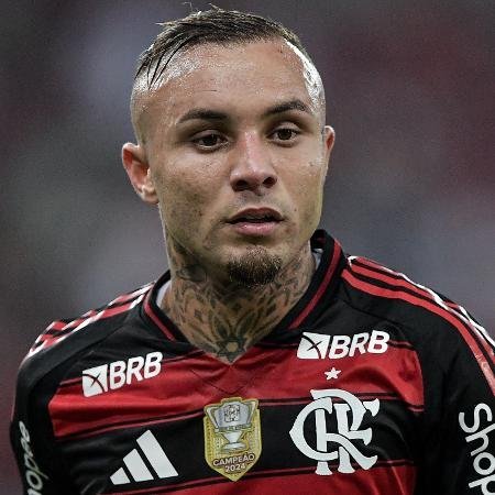 _matheusfla's tweet photo. Não tem sentido algum o Cebolinha continuar no Flamengo.

Toda vez que entra é uma inutilidade em campo.

Entra pra jogar na direita e faz nada, entra pra jogar na esquerda e faz nada.

Já falou várias vezes que quer deixar o clube. E a diretoria continua com ele no elenco, e o técnico continua colocando pra jogar.

Amadorismo demais, dá nojo.