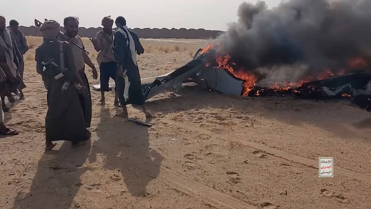 alhkyki's tweet photo. صور حطام طائرة "بيرقدار أكنجي" التابعة للعدو السعودي التي تم اسقاطها أثناء قيامها بأعمال عدائية في أجواء محافظة الجوف 

اللهم لك الحمد https://t.co/jMFShn4ZKJ